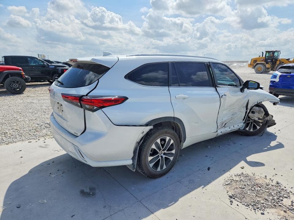 2023 TOYOTA HIGHLANDER XLE 3