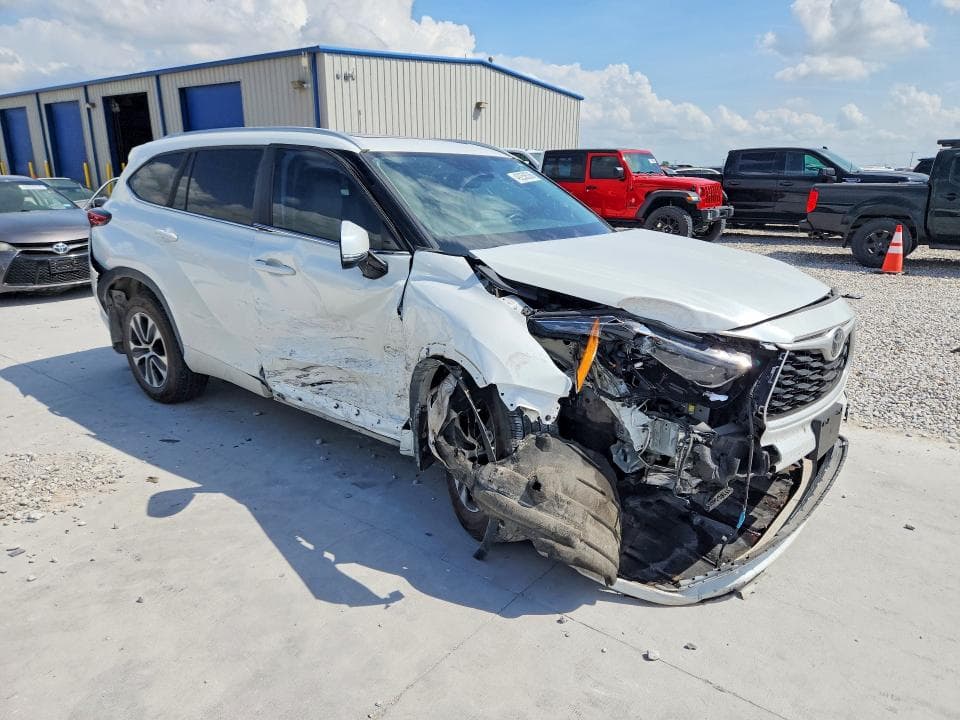 2023 TOYOTA HIGHLANDER XLE 4