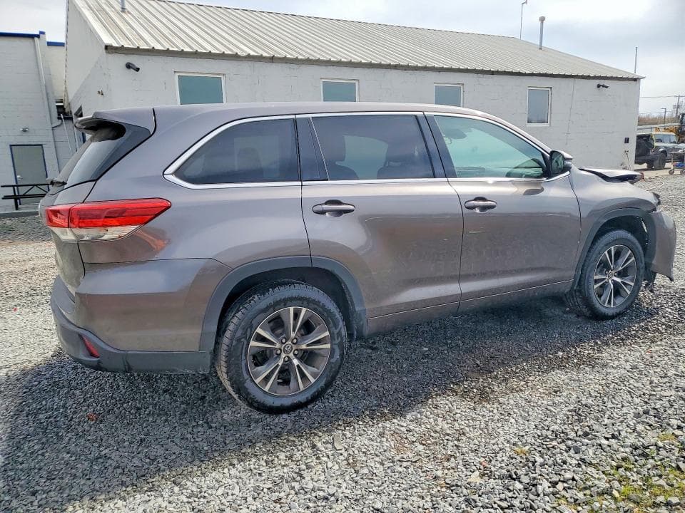 2017 TOYOTA HIGHLANDER LE LE 3
