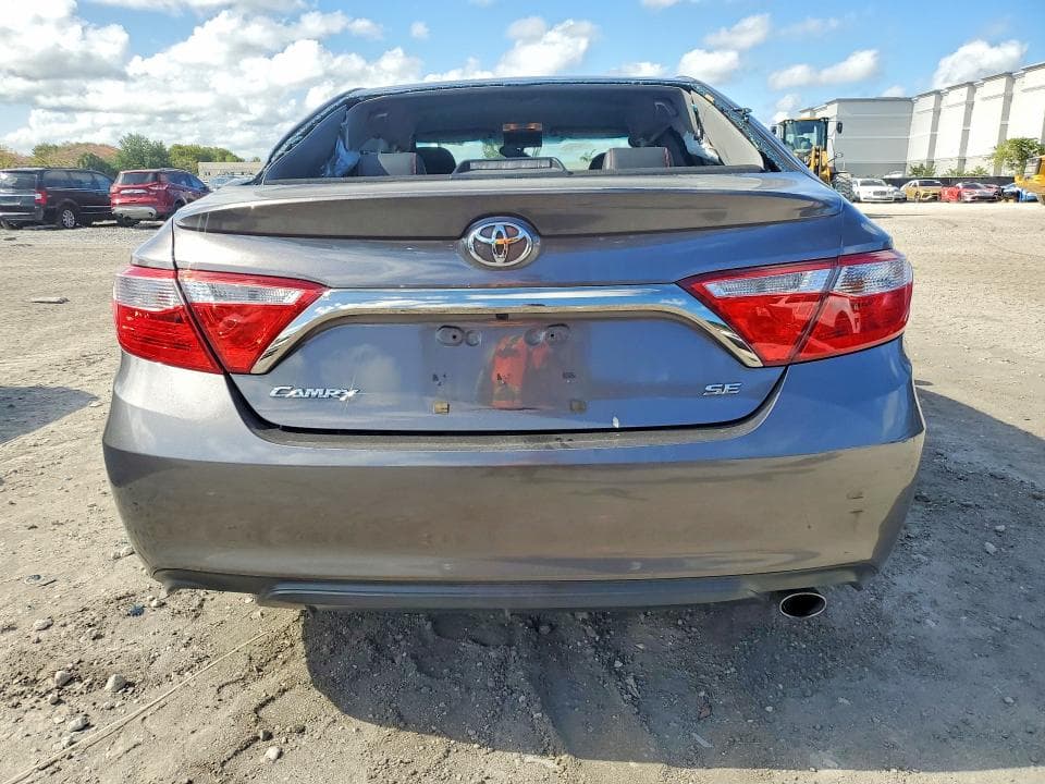 2017 TOYOTA CAMRY SE 6