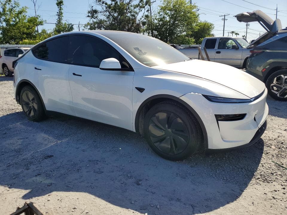 2026 TESLA MODEL Y 4