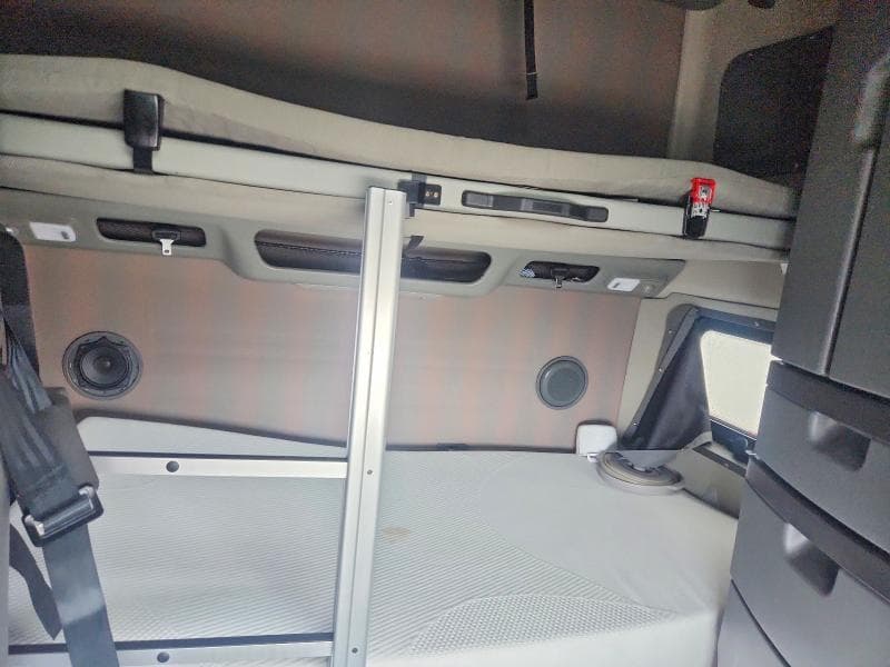 2025 VOLVO VN VNL 6