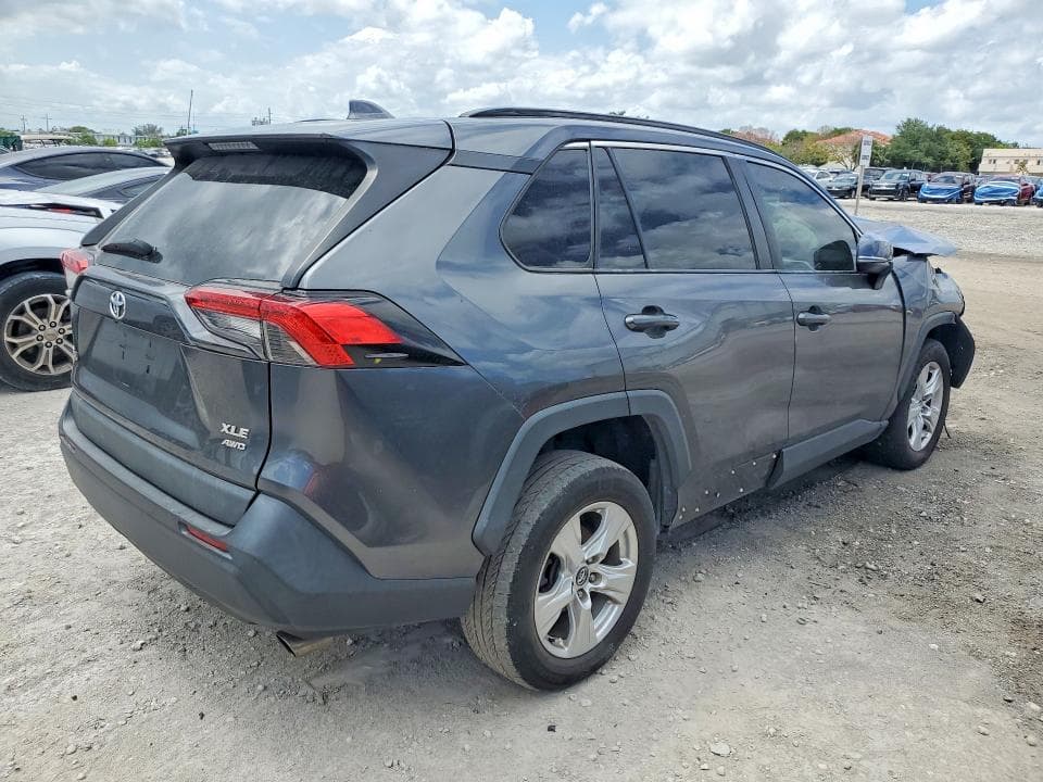 2021 TOYOTA RAV4 XLE 3