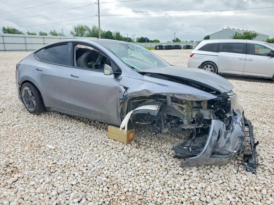 2026 TESLA MODEL Y 4