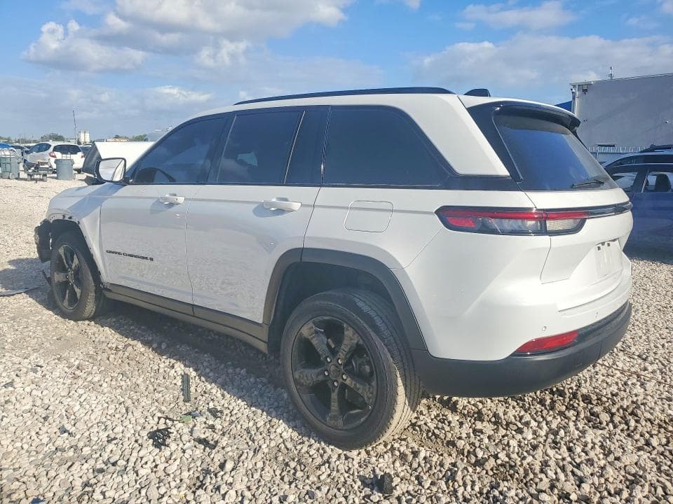 2023 JEEP GRAND CHEROKEE LAREDO 2