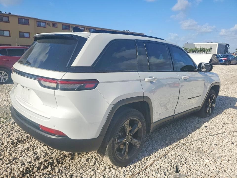 2023 JEEP GRAND CHEROKEE LAREDO 3