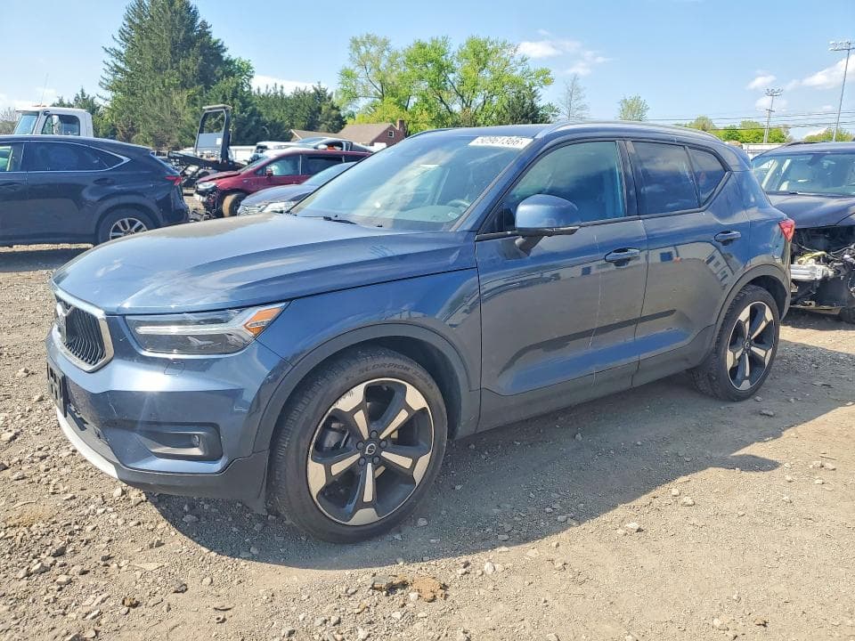 2022 VOLVO XC40 T5 MOMENTUM