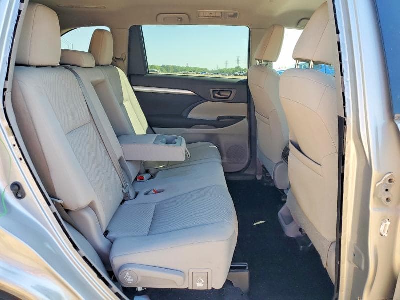 2017 TOYOTA HIGHLANDER LE 11