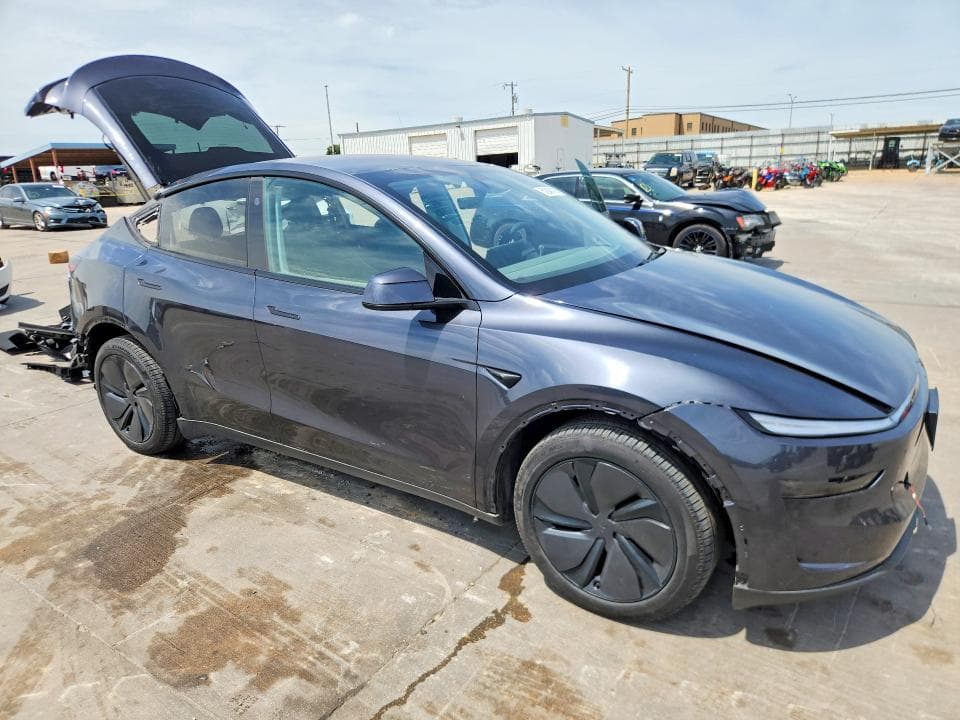 2026 TESLA MODEL  Y 4