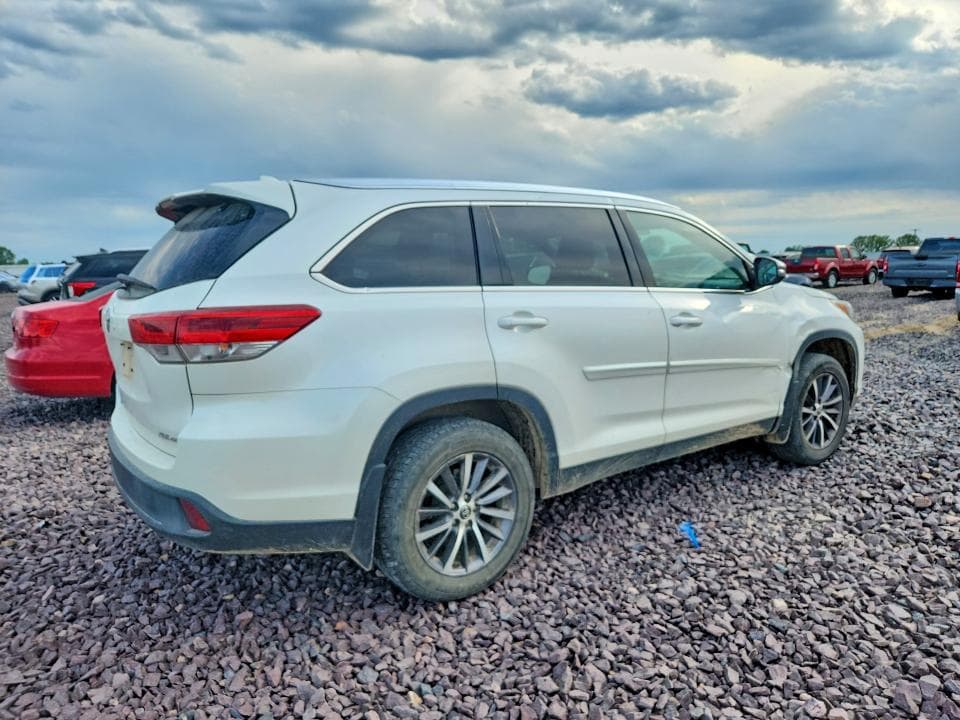 2019 TOYOTA HIGHLANDER XLE 3
