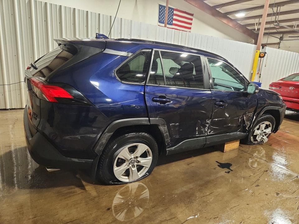 2021 TOYOTA RAV4 XLE 3