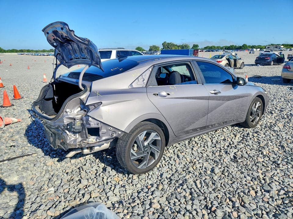 2024 HYUNDAI ELANTRA SEL 3