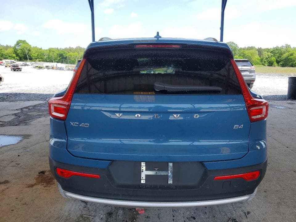 2023 VOLVO XC40 CORE 6