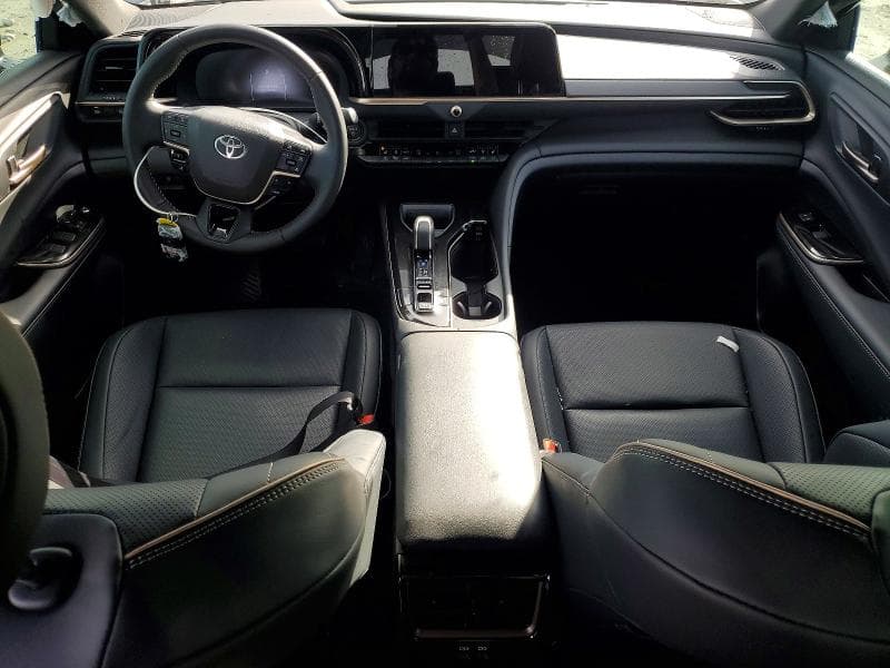 2025 TOYOTA CROWN XLE 8