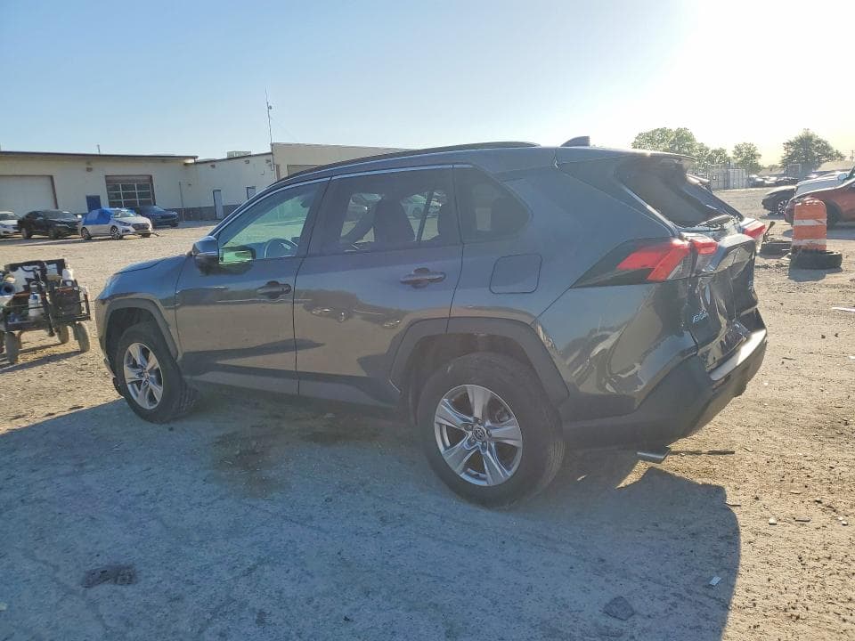 2022 TOYOTA RAV4 XLE 2