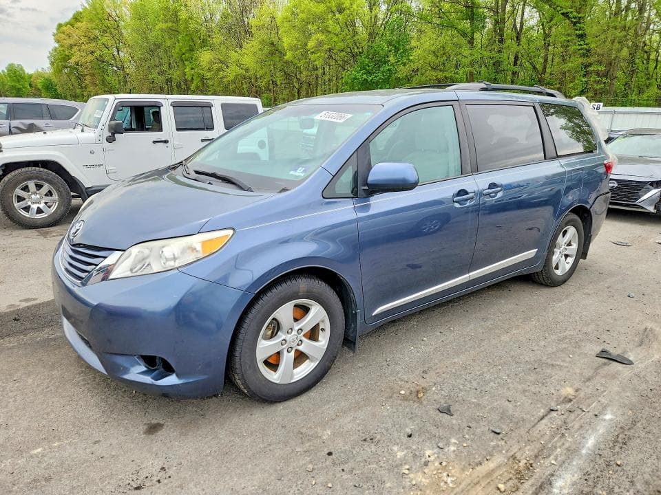 2017 TOYOTA SIENNA LE 1