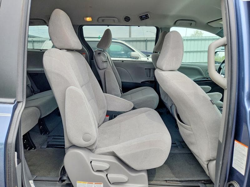 2017 TOYOTA SIENNA LE 11