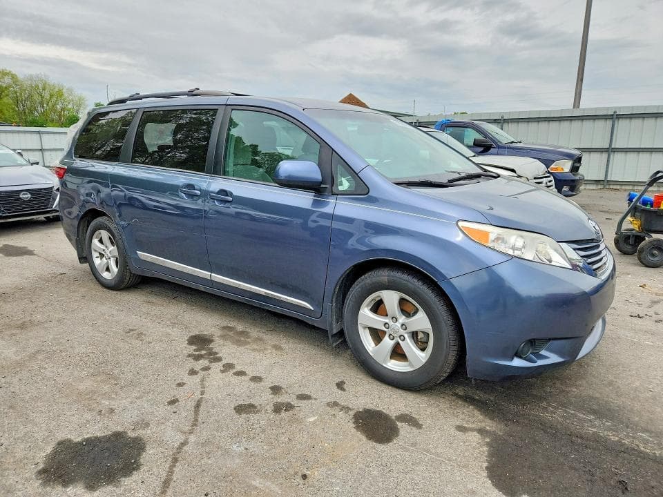 2017 TOYOTA SIENNA LE 4