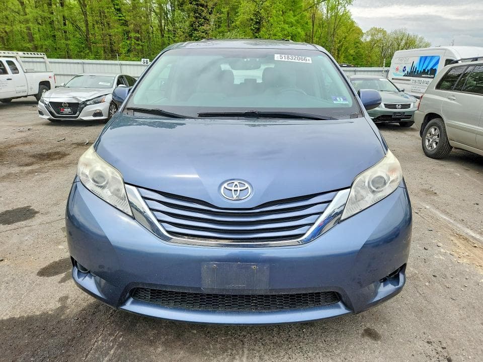 2017 TOYOTA SIENNA LE 5