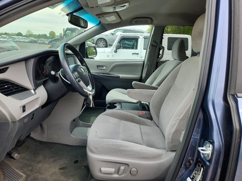 2017 TOYOTA SIENNA LE 7
