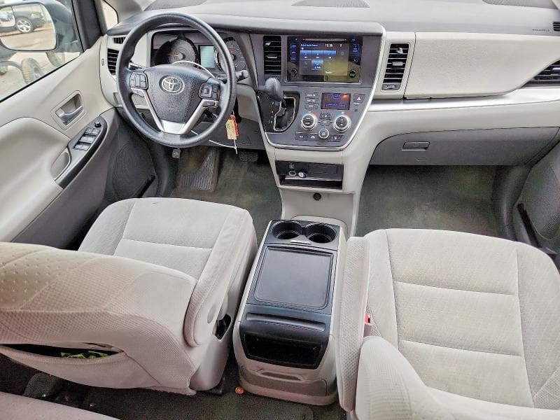 2017 TOYOTA SIENNA LE 8