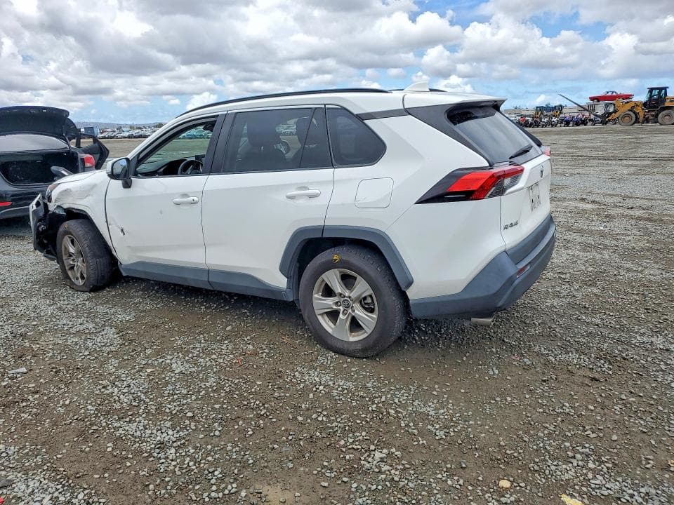 2020 TOYOTA RAV4 XLE 2