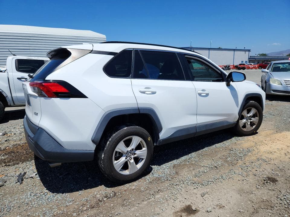 2020 TOYOTA RAV4 XLE 3