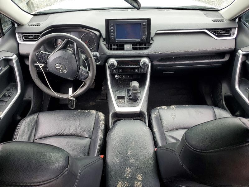2020 TOYOTA RAV4 XLE 8