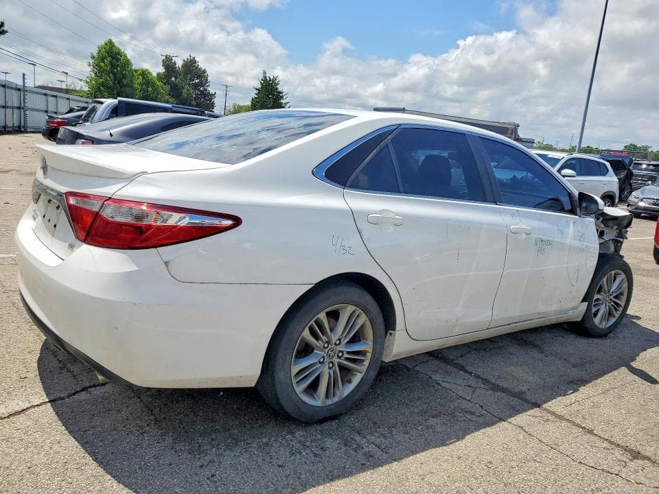 2017 TOYOTA CAMRY SE 3
