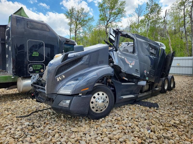 2025 VOLVO VNL SEMI TRUCK 2