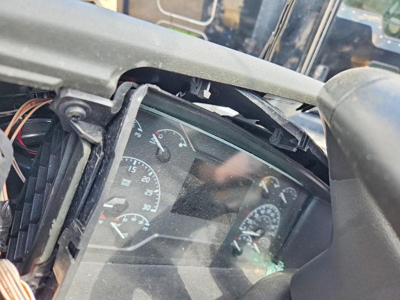 2025 VOLVO VNL SEMI TRUCK 8