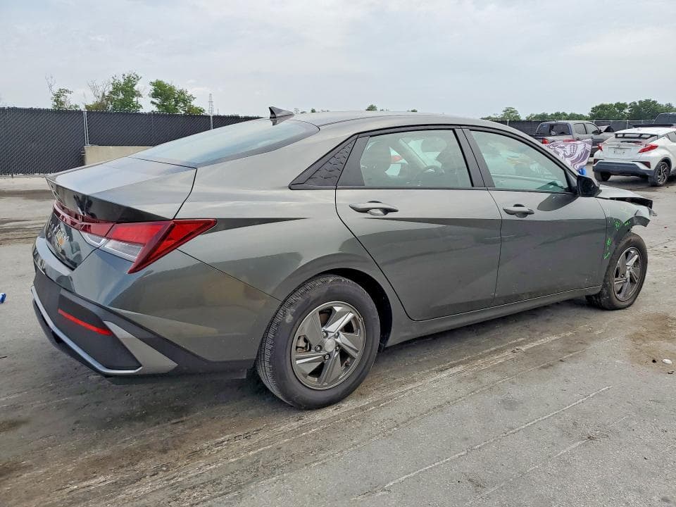 2025 HYUNDAI ELANTRA SE 3