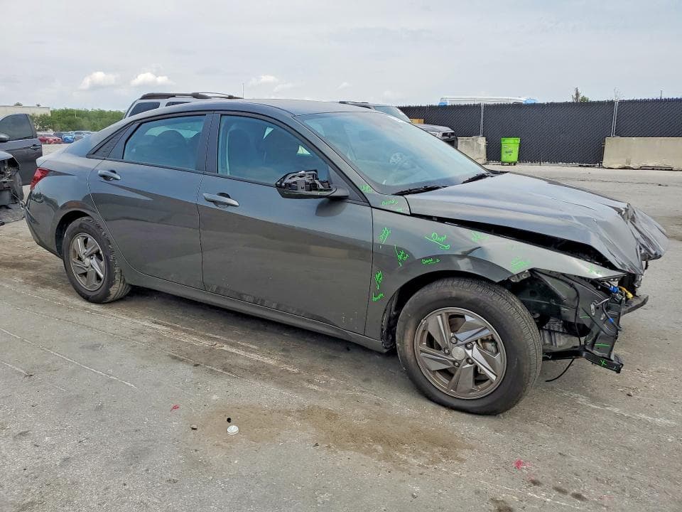 2025 HYUNDAI ELANTRA SE 4