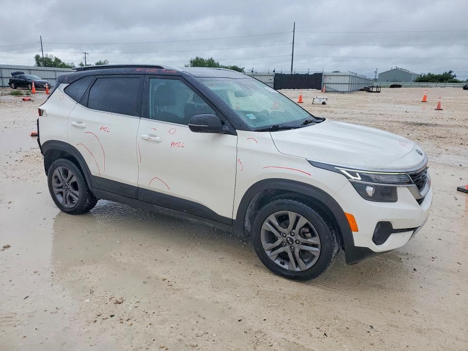 2021 KIA SELTOS S 4