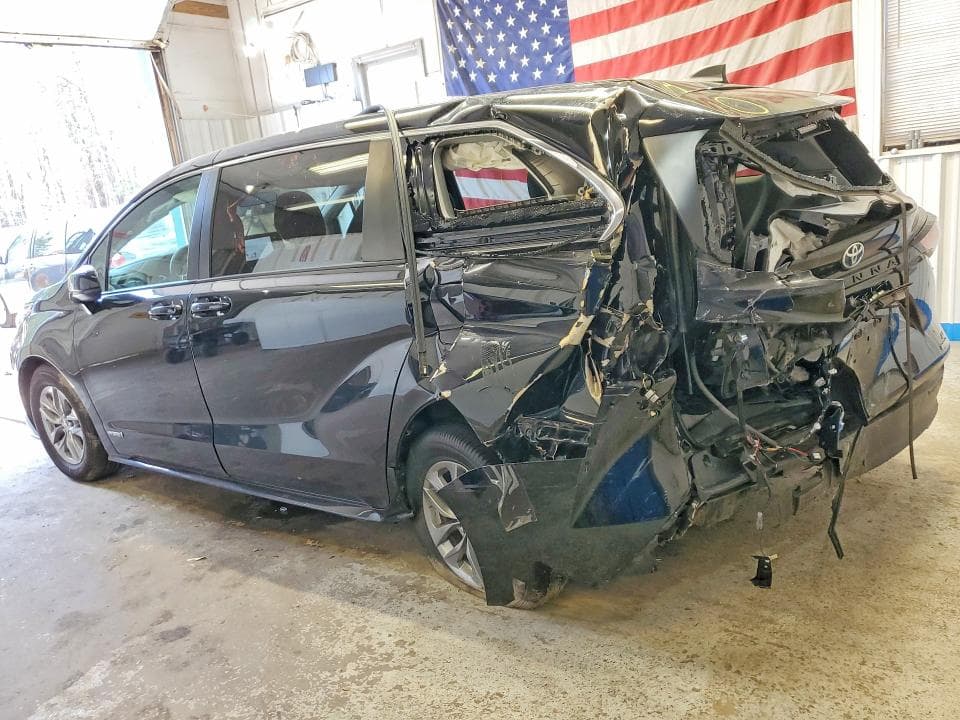 2021 TOYOTA SIENNA LE 2