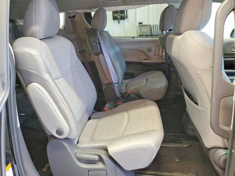 2021 TOYOTA SIENNA LE 11