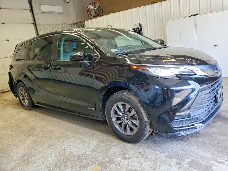 2021 TOYOTA SIENNA LE 4