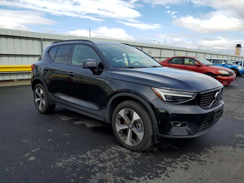 2025 VOLVO XC40 PLUS 4