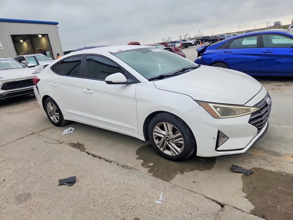 2019 HYUNDAI ELANTRA SEL 4