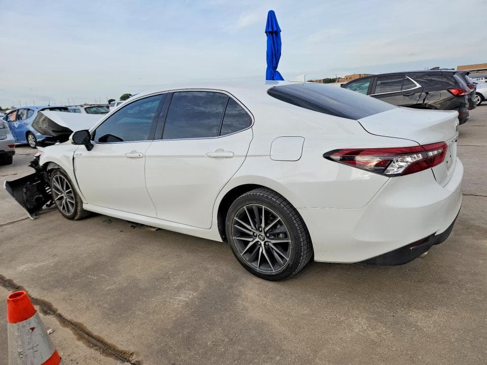2021 TOYOTA CAMRY XLE 2