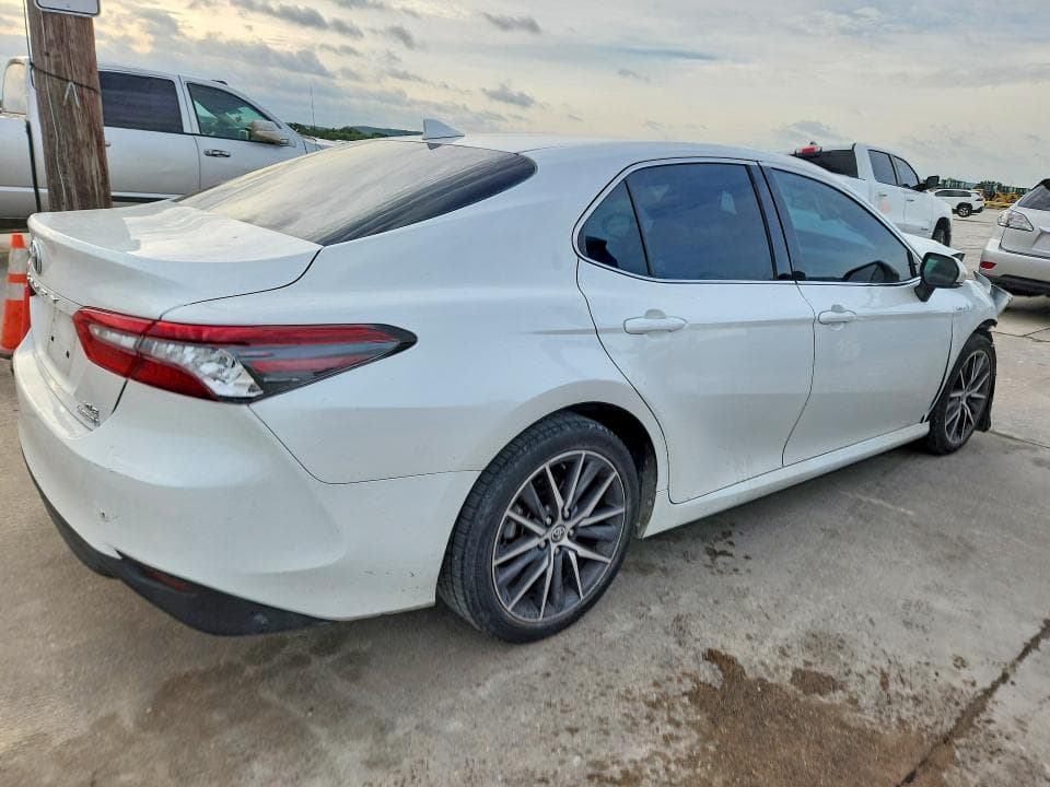 2021 TOYOTA CAMRY XLE 3