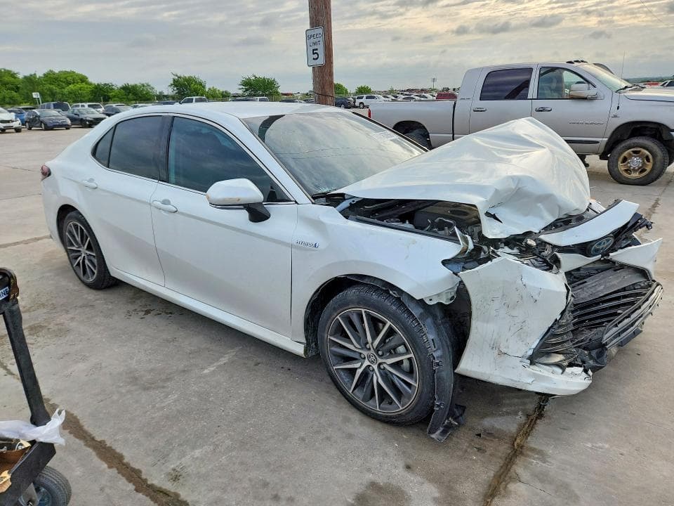 2021 TOYOTA CAMRY XLE 4