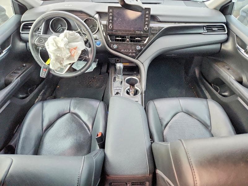 2021 TOYOTA CAMRY XLE 8