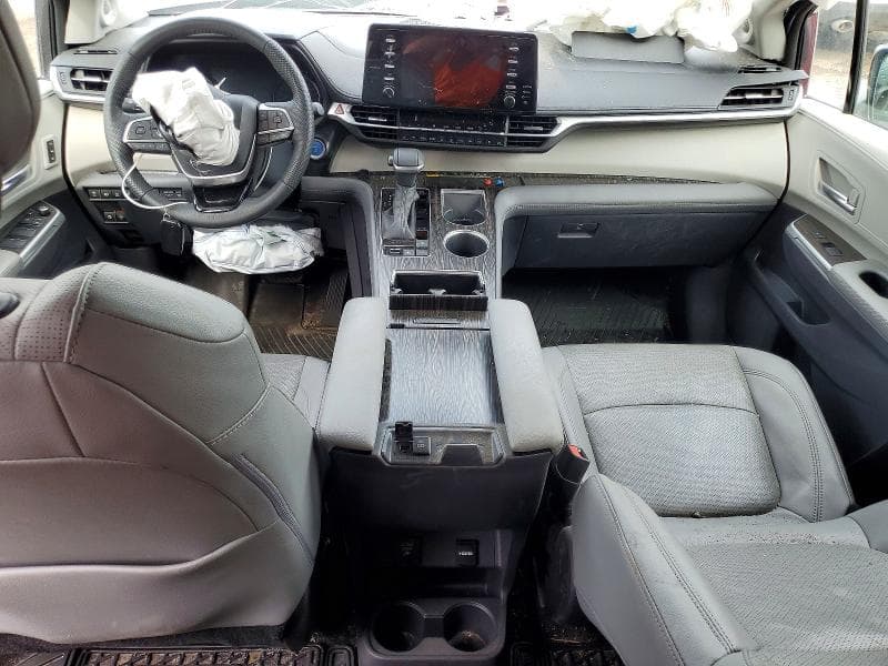 2022 TOYOTA SIENNA LE LE 9