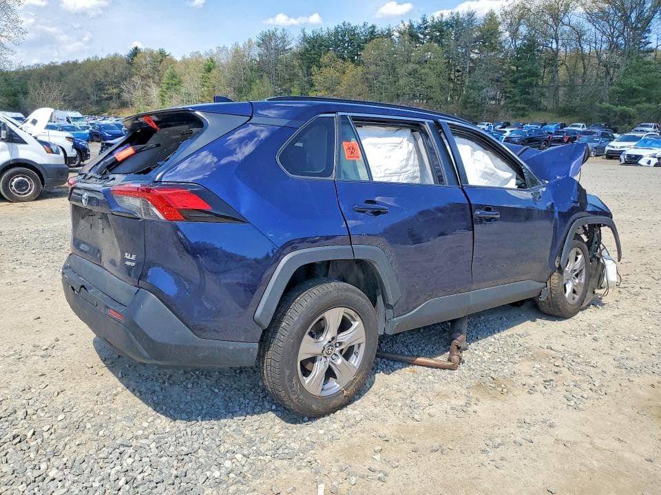 2022 TOYOTA RAV4 XLE 3