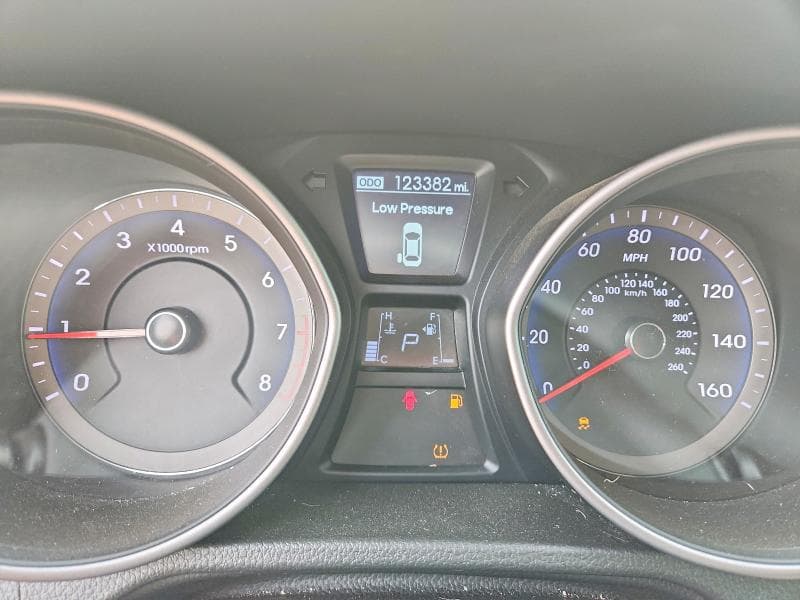 2017 HYUNDAI ELANTRA 9