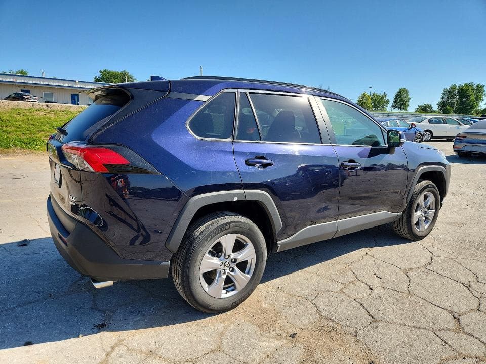 2025 TOYOTA RAV4 XLE 3