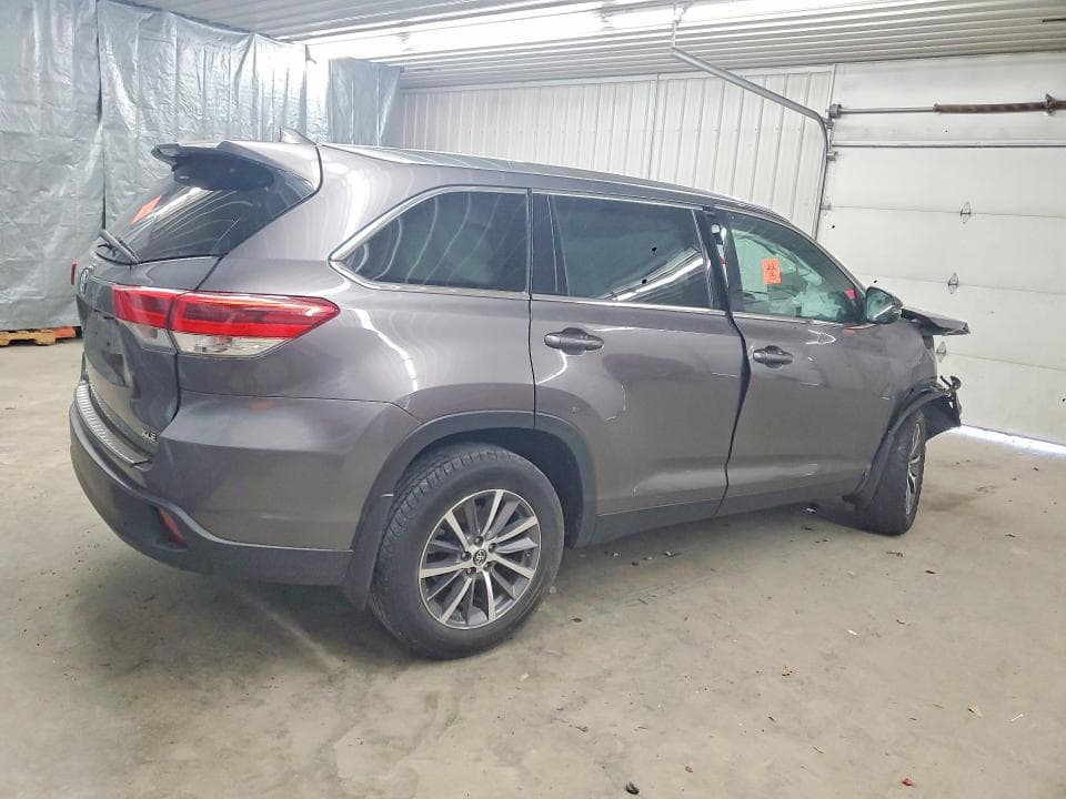 2019 TOYOTA HIGHLANDER XLE 3