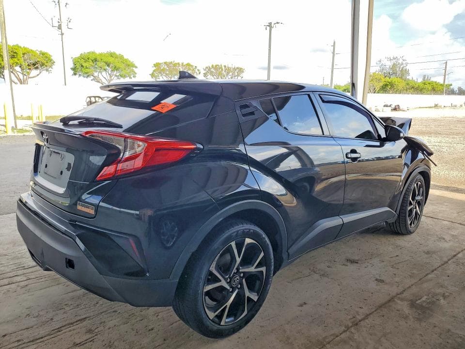 2018 TOYOTA C-HR XLE 3