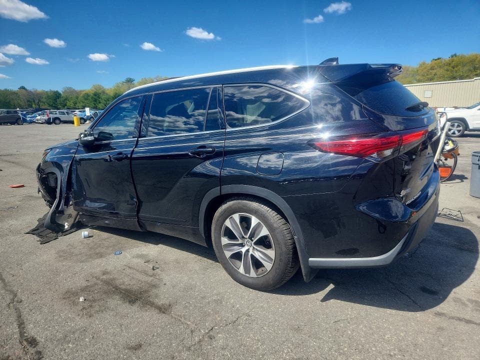 2022 TOYOTA HIGHLANDER XLE 2